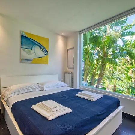 Ein-schlafzimmer-wohnung Mit Meerblick, Privatem Garten Und Swimmingpool